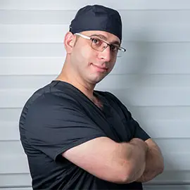 ד"ר ותד מחמוד – כירורג שיניים בכיר ומתמחה בשישה סוגי השתלות שיניים שונות הבעלים והמנהל הרפואי הראשי של רשת מרפאות השיניים דנטל אסתטיקס קליניקס.